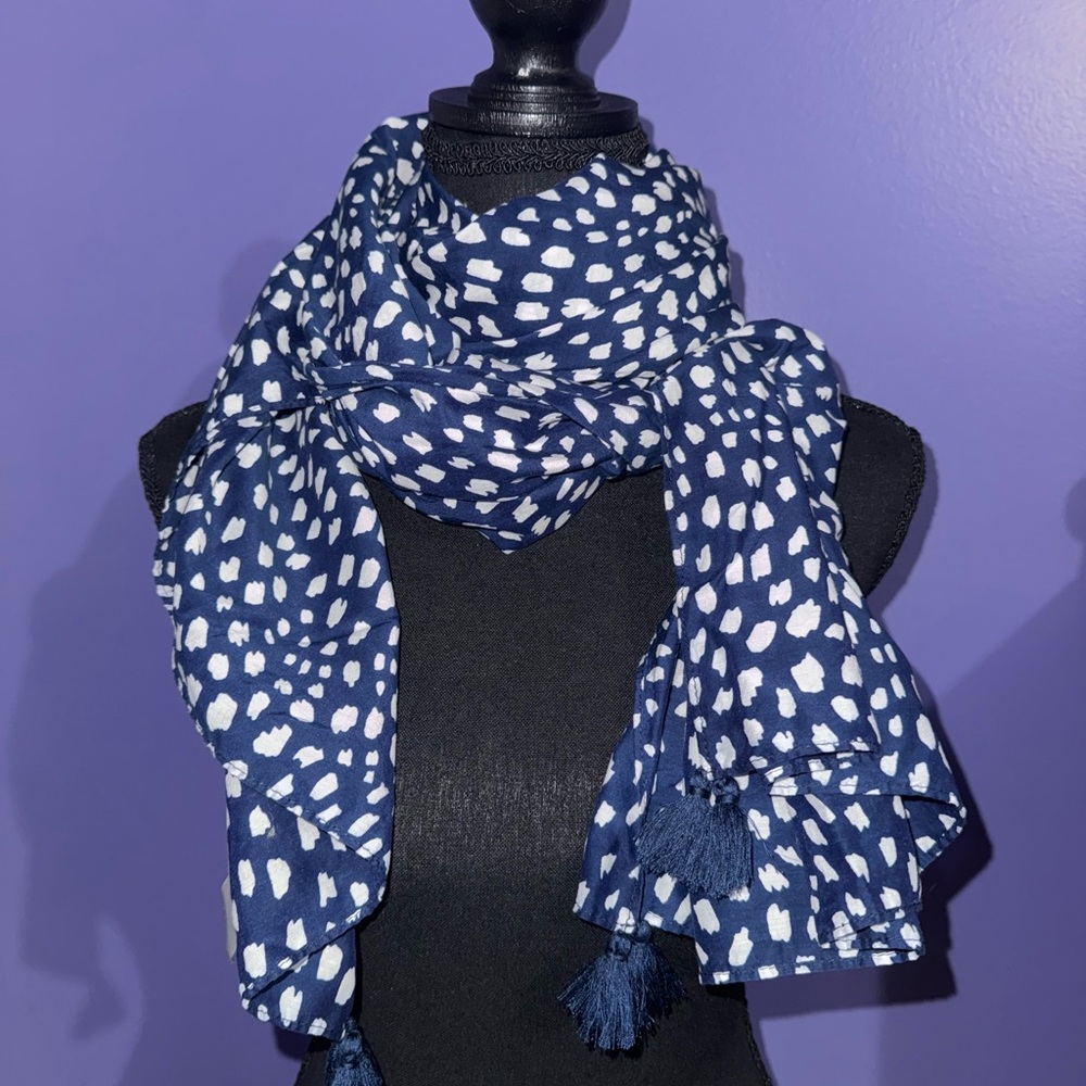 NWOT Vineyard Vines Stylish Blue and White Patterned Scarf